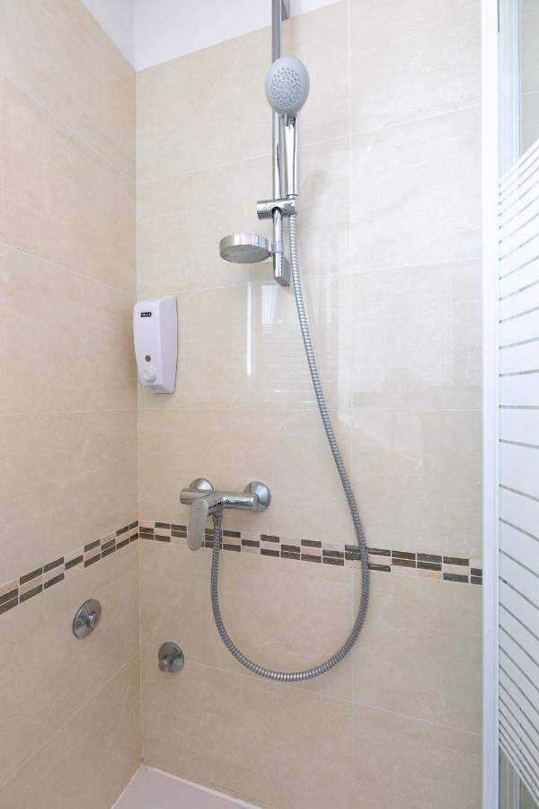 Apartmani Braut Kornić Buitenkant foto